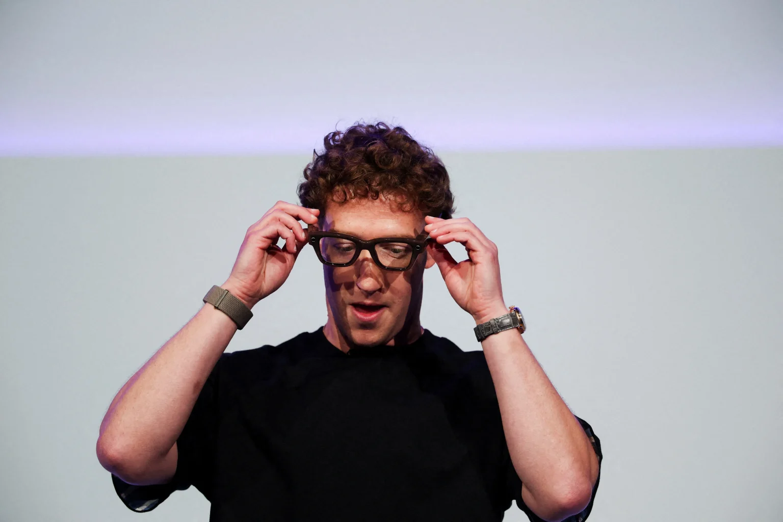 META UNVEILS AI-POWERED SMART GLASSES