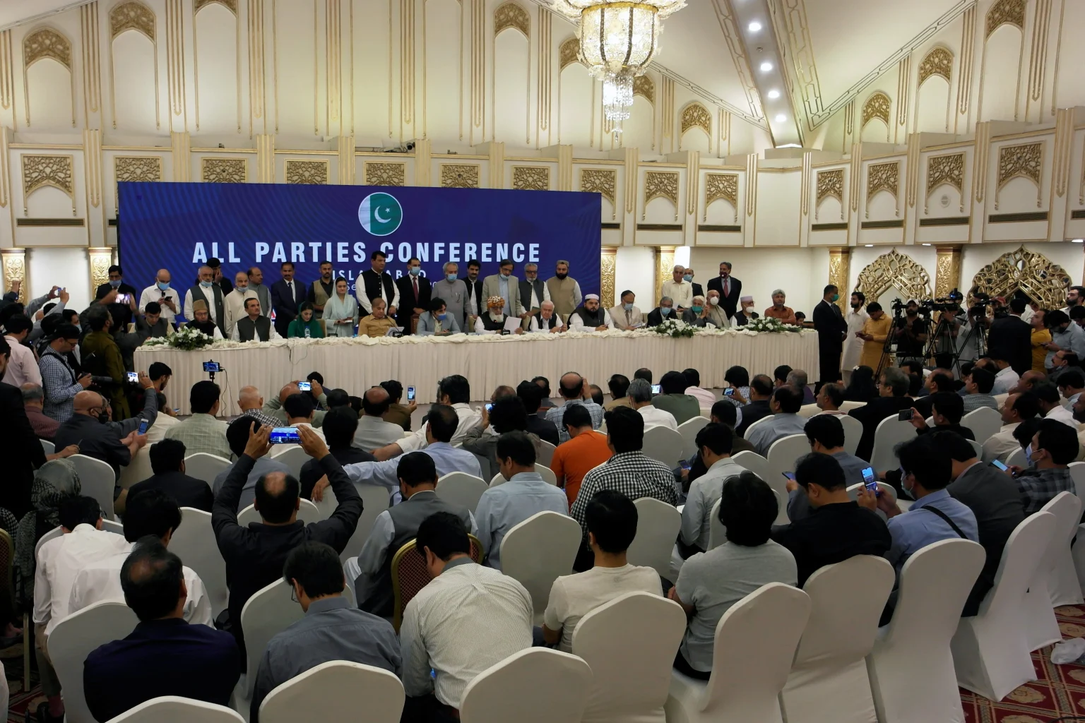 PAKISTAN BANS ISLAMIST PARTY