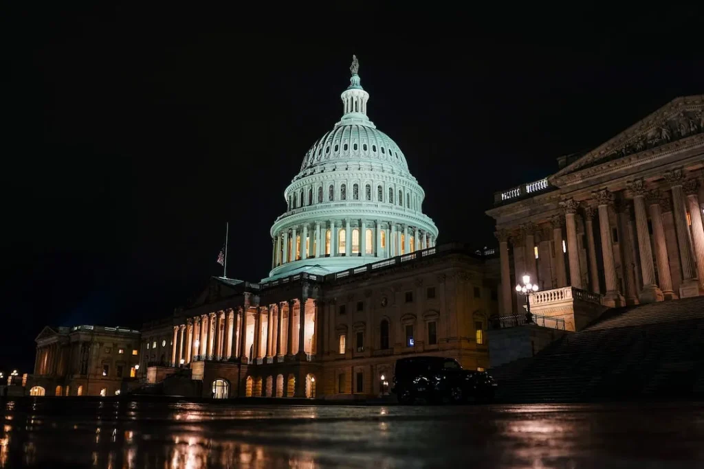 U.S. SENATE VOTES TO END GOVERNMENT SHUTDOWN